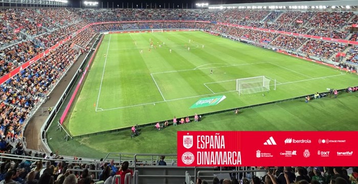 Estadio Heliodoro Rodríguez López lleno en un partido de la selección española femenina en Tenerife, España
