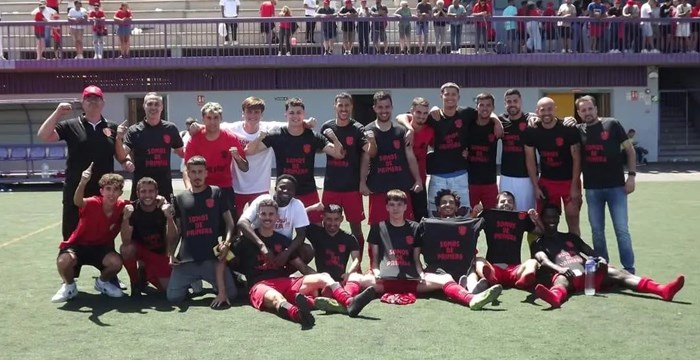 El equipo C.D. Yballa La Cuesta celebra la victoria en el campo de fútbol Perico Vargas de La Laguna