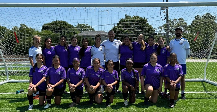Participantes del Primer Campus Internacional del Programa Talento Femenino en Toronto, con entrenadores y jugadoras en una sesión de formación y desarrollo deportivo.